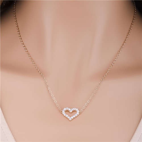 Simple Design Wholesale Jewelry Hollow-out Peach Heart Rhinestone Pendant Golden Alloy Necklace