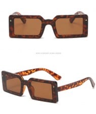 4 Colors Available Rivet Decorated Oblong Street Shot Fashion Wholesale Sunglasses