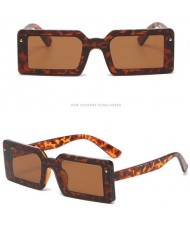 4 Colors Available Rivet Decorated Oblong Street Shot Fashion Wholesale Sunglasses