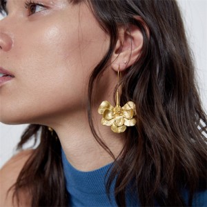 U.S. and European High Fashion Style Golden Flower Design Women Wholesale Costume Earrings