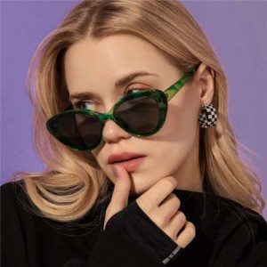 4 Colors Available Vintage Cat Eye Street High Fashion Women Wholesale Sunglasses