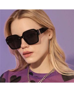 4 Colors Available Rivet Decorated Bold Frame U.S. Novel Cool Fashion Wholesale Sunglasses