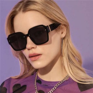 4 Colors Available Rivet Decorated Bold Frame U.S. Novel Cool Fashion Wholesale Sunglasses