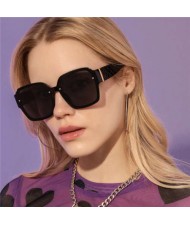 4 Colors Available Rivet Decorated Bold Frame U.S. Novel Cool Fashion Wholesale Sunglasses