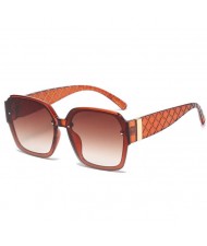 4 Colors Available Rivet Decorated Bold Frame U.S. Novel Cool Fashion Wholesale Sunglasses