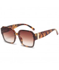 4 Colors Available Rivet Decorated Bold Frame U.S. Novel Cool Fashion Wholesale Sunglasses