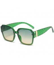 4 Colors Available Rivet Decorated Bold Frame U.S. Novel Cool Fashion Wholesale Sunglasses