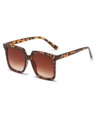 3 Colors Available Rivets Decorated Big Square Frame U.S. High Fashion KOL Street Shooting Choice Sunglasses