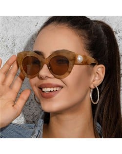 4 Colors Available Fashionable Catwalk Style Pearl Decorated Frame Women Wholesale Sunglasses