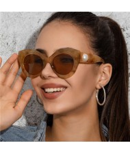 4 Colors Available Fashionable Catwalk Style Pearl Decorated Frame Women Wholesale Sunglasses
