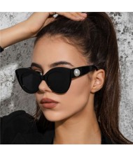 4 Colors Available Fashionable Catwalk Style Pearl Decorated Frame Women Wholesale Sunglasses
