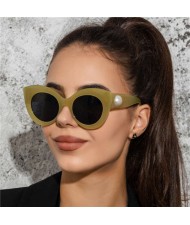 4 Colors Available Fashionable Catwalk Style Pearl Decorated Frame Women Wholesale Sunglasses