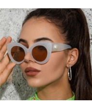 4 Colors Available Fashionable Catwalk Style Pearl Decorated Frame Women Wholesale Sunglasses