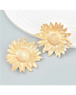 Vintage Metallic Sunflower Floral Design Alloy Women Stud Earrings - Golden