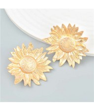 Vintage Metallic Sunflower Floral Design Alloy Women Stud Earrings - Golden