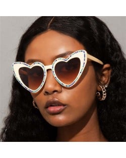 Shining Rhinestone Rimmed Peach Heart Design Wholesale Fashion Women Sunglasses - Khaki