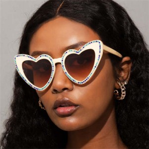 Shining Rhinestone Rimmed Peach Heart Design Wholesale Fashion Women Sunglasses - Khaki