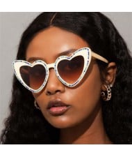 Shining Rhinestone Rimmed Peach Heart Design Wholesale Fashion Women Sunglasses - Khaki