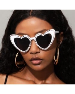Shining Rhinestone Rimmed Peach Heart Design Wholesale Fashion Women Sunglasses - White