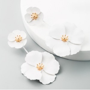 Korean Fashion Sweet Flowers Bohemian Style Solid Color Alloy Wholesale Costume Earrings - White