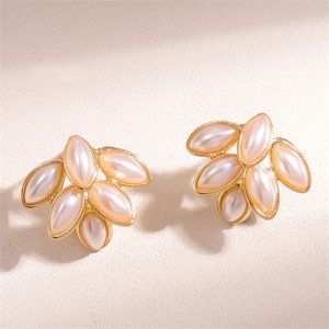 Pearl Fashion Elegant Leaves Design Wholesale Women Stud Earrings - Golden