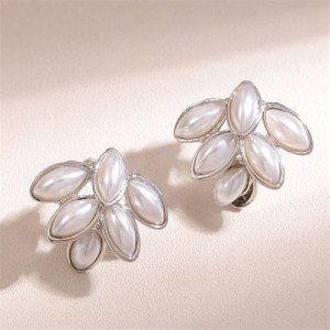 Pearl Fashion Elegant Leaves Design Wholesale Women Stud Earrings - Silver