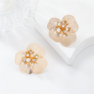 French Style Elegant Flower Design Alloy Fashion Wholesale Women Stud Earrings - Golden