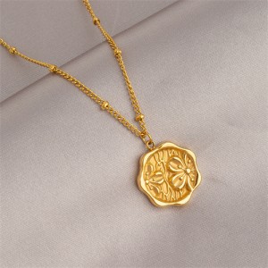 Vintage Golden Flower Round Pendant Fashion Wholesale Women Titanium Steel Necklace