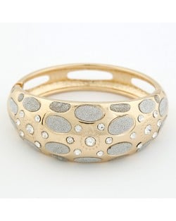 Rhinestones Inlaid with Flower Petals Design Bangle - Golden with Gray