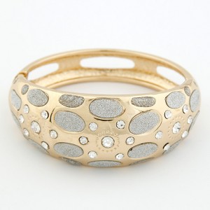 Rhinestones Inlaid with Flower Petals Design Bangle - Golden with Gray