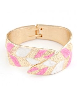 Court Genre Leaves Texture Fashion Golden Bangle - Pink