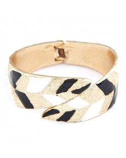 Court Genre Leaves Texture Fashion Golden Bangle - Black