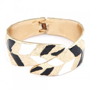 Court Genre Leaves Texture Fashion Golden Bangle - Black