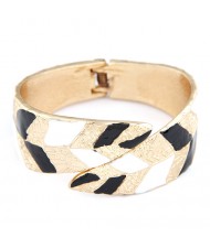 Court Genre Leaves Texture Fashion Golden Bangle - Black