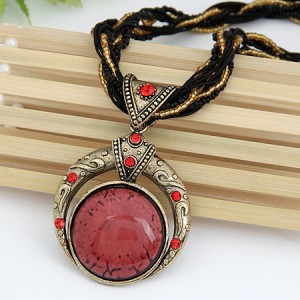 Vintage Bohemian Engraving Pattern Round Gem Inlaid Pendant Necklace - Red
