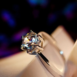 Bright Transparent Cubic Zirconia Inlaid Six Claw Ring