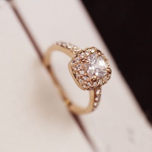 Transparent Austrian Crystal Inlaid Plain Style 18K Rose Gold Ring