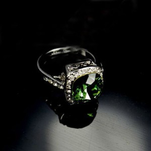 Green Austrian Crystal Inlaid Hollow-out Square Fashion Platinum Plated Ring