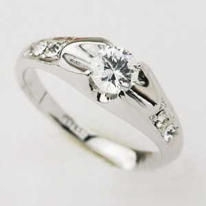 Transparent Austrian Zircon Embedded Four Claws Design Platinum Ring
