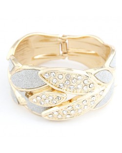 Luxurious Rhinestone Inlaid Willow Leaves Design Bangle - Golden