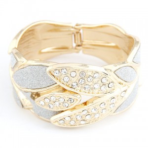 Luxurious Rhinestone Inlaid Willow Leaves Design Bangle - Golden