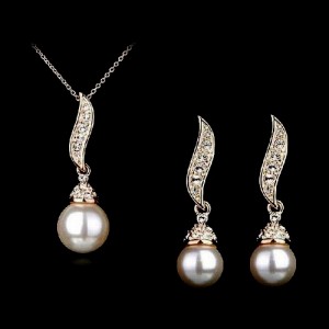 Luxurious Leaf with Pearl Pendant Rose Gold Necklace and Earrings Set