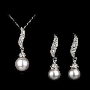 Luxurious Leaf with Pearl Pendant Platinum Necklace and Earrings Set