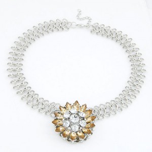 Elegant Baroque Rhinestone Flower Weaving Pattern Chain Necklace - Champagne