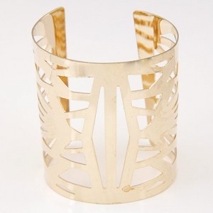 Irregular Hollow Floral Pattern Super Wide Fashion Bangle - Golden