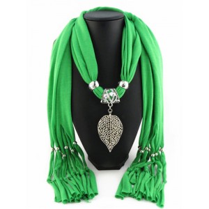 Refined Hollow Leaf Pendant Fashion Scarf Necklace - Green