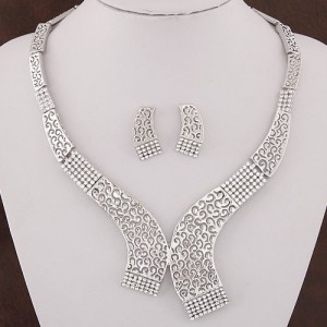 Rhinestone Embellished Elegant Asymmetric Hollow Engraved Floral Design Fashion Necklace - Silver