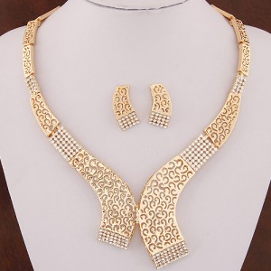 Rhinestone Embellished Elegant Asymmetric Hollow Engraved Floral Design Fashion Necklace - Golden