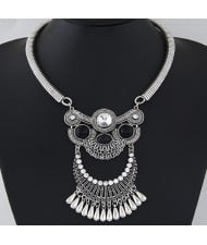 Rhinestone and Resin Gem Embedded Floral Engraving Arch Fashion Necklet - Black