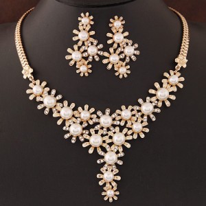 Rhinestone and Pearl Embellished Adorable Chrysanthemum Necklace and Earrings Set - Golden